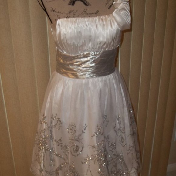 *Weekend Special Sale* Cute White & Silver One Shoulder Party Dress Jr. 7 - Picture 3 of 7